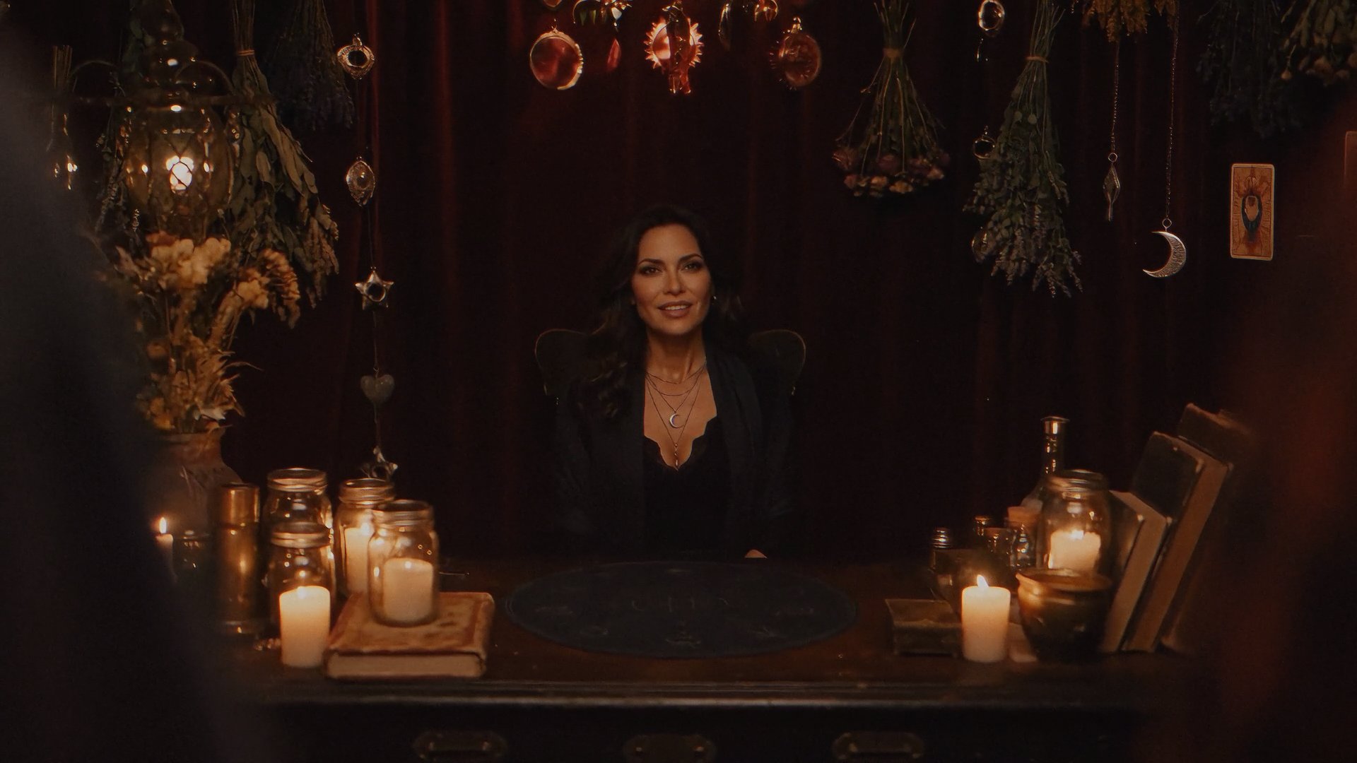 fortun-teller_sitting-at-table-camera-between-guys fortun-teller_sitting-at-table-camera-between-guys